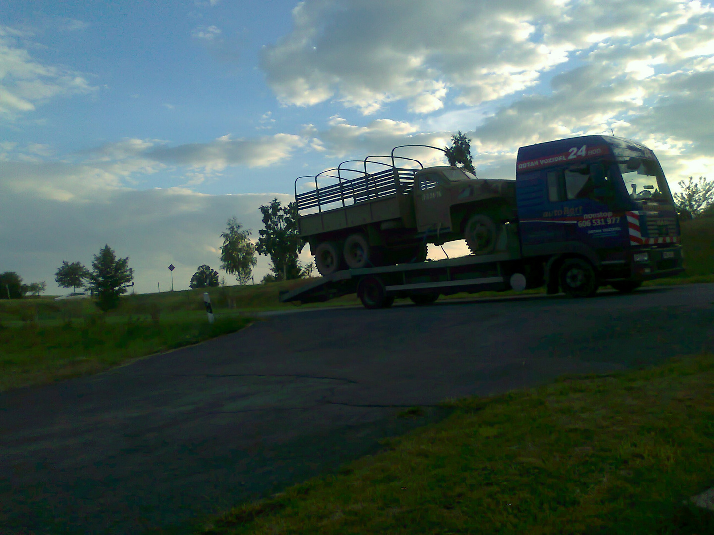 Zum Tag der Deutschen Einheit :Archiv 2014 Fahrzeugtransport für Filmcrew  Tannbach ZDF 