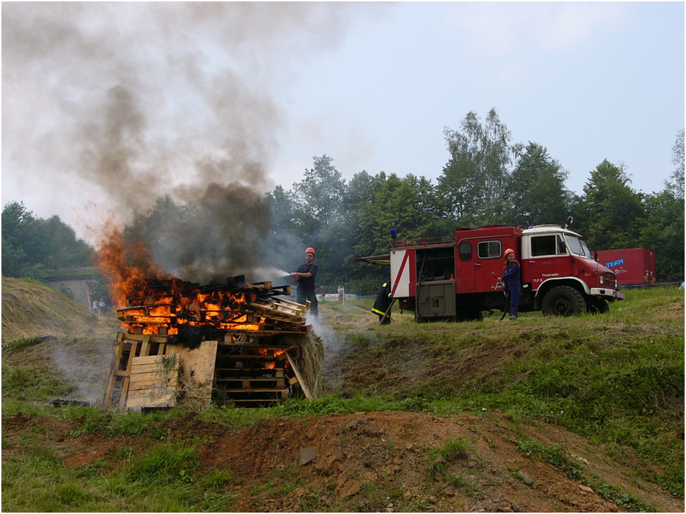 ZUM THEMA "SPIEL MIT DEM FEUER"