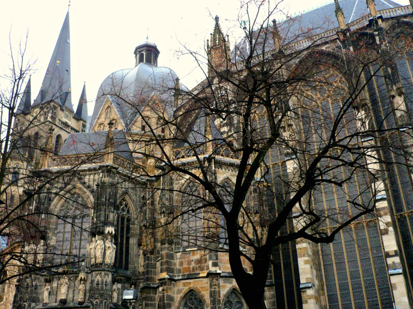 - zum WEIHNACHTSFEST der  AACHENER DOM  -