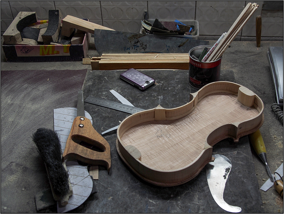 Zum Werkzeug der Geigenbauerinnen ...