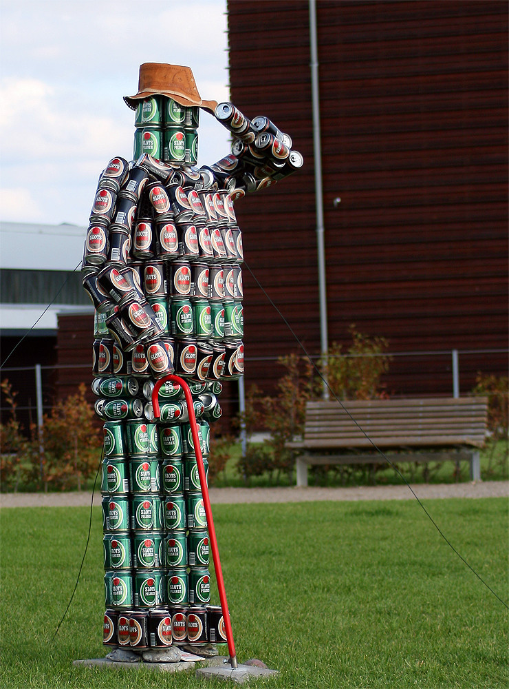 Zum Wohl! Dosen-Skulptur in Faarborg, Dänemark