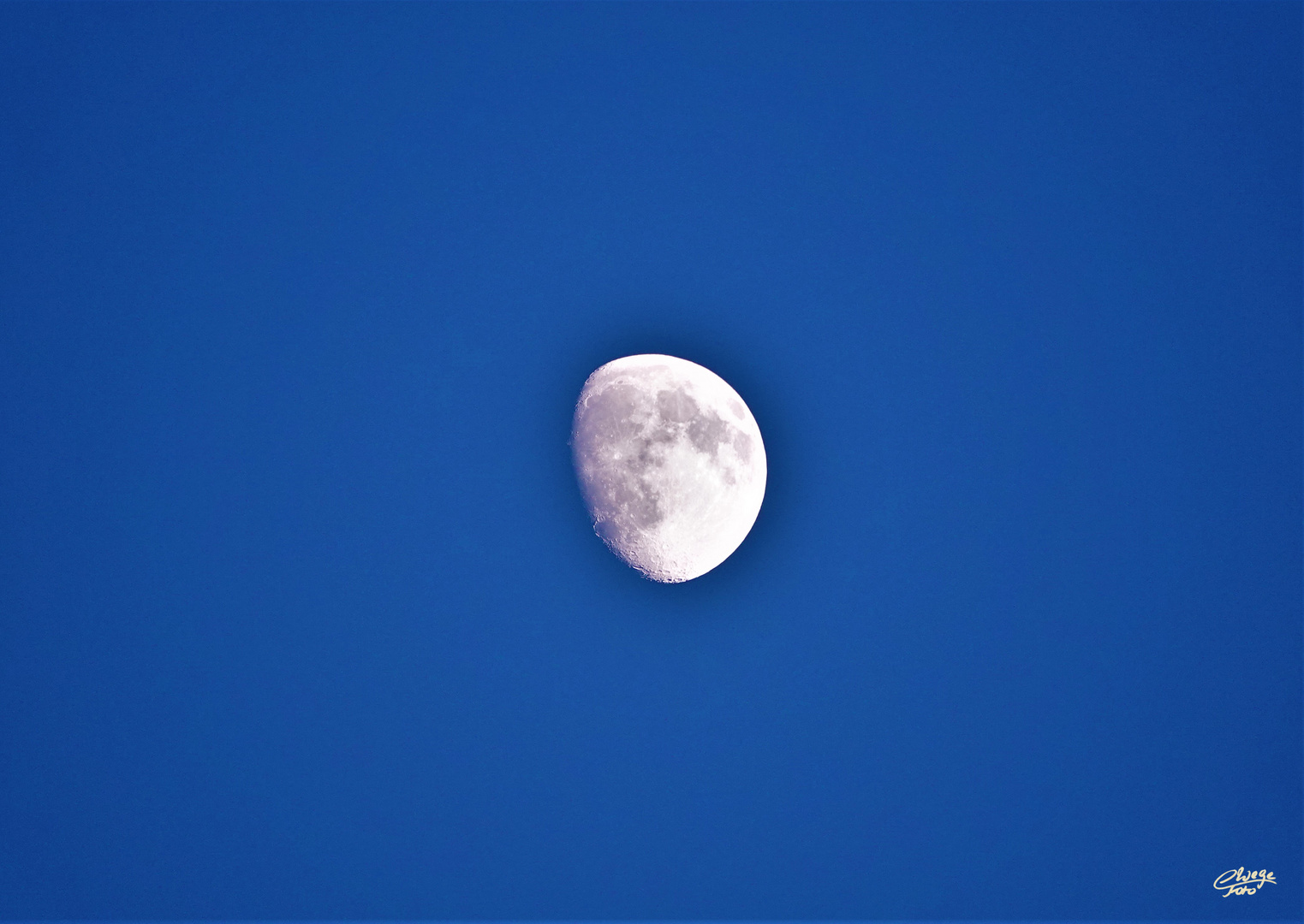 Zunehmender Mond am blauen Himmel