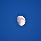 Zunehmender Mond am blauen Himmel