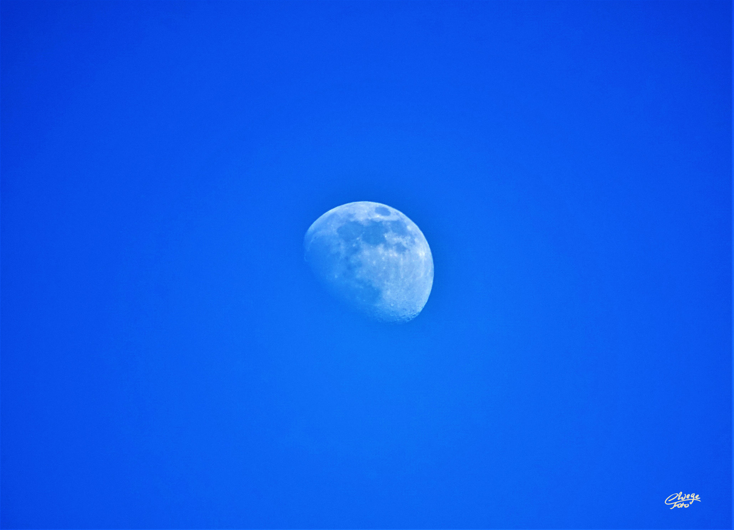 Zunehmender Mond am blauen Himmel.