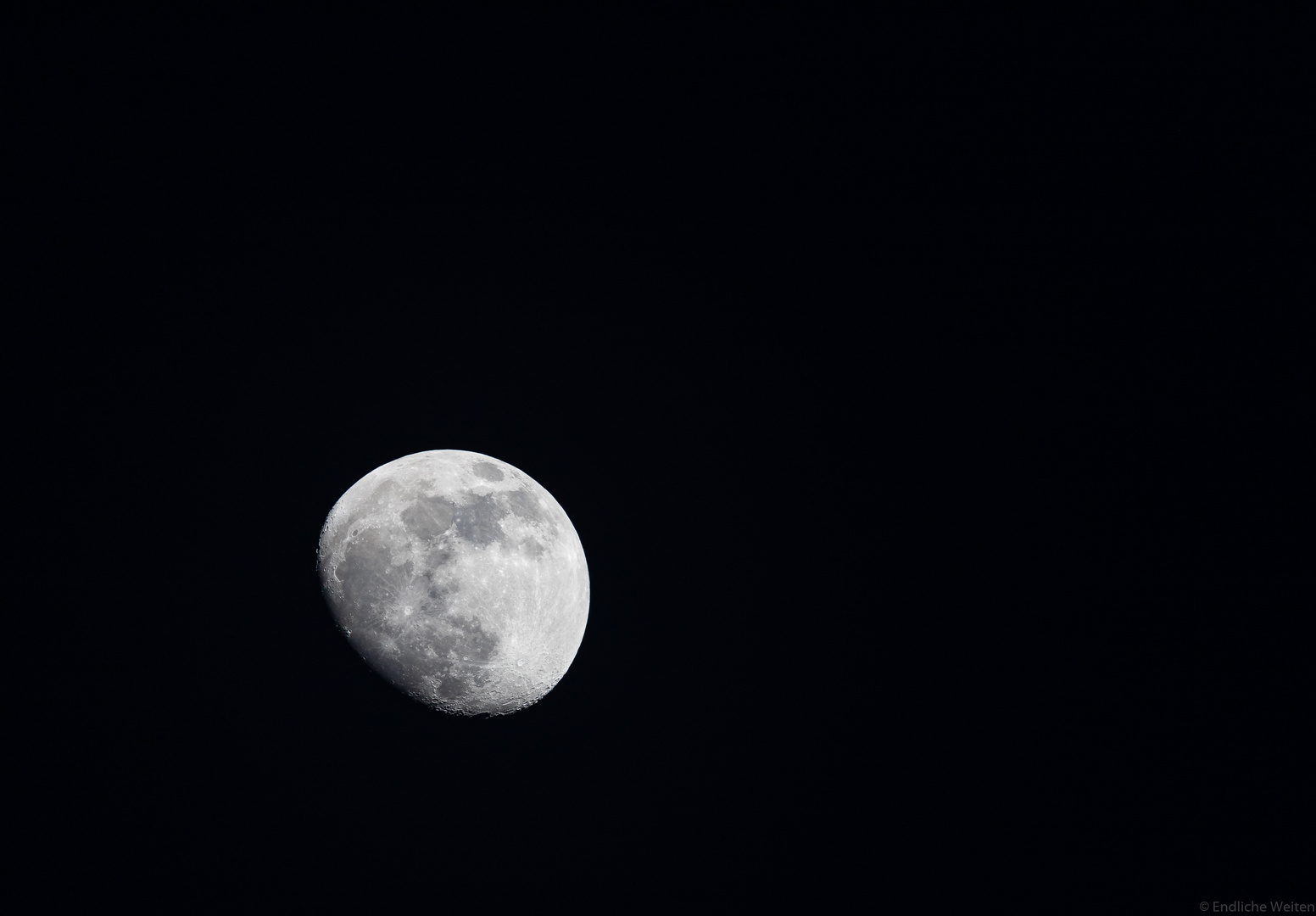 Zunehmender Mond kurz nach der blauen Stunde ...