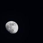 Zunehmender Mond kurz nach der blauen Stunde ...