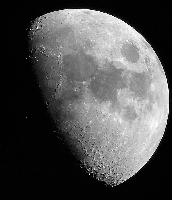 Zunehmender Mond kurz nach Halbmond im Juni