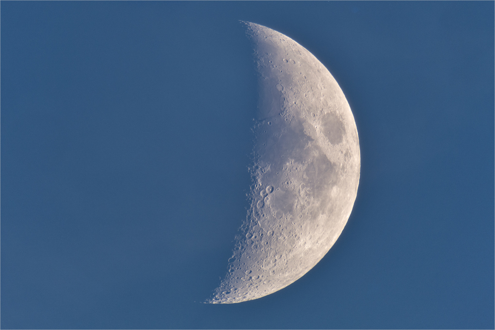 Zunehmender Mond kurz  vor Sonnenuntergang