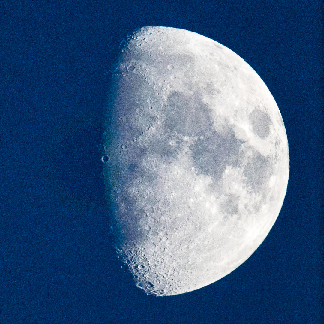 Zunehmender Mond kurz vor Sonnenuntergang.