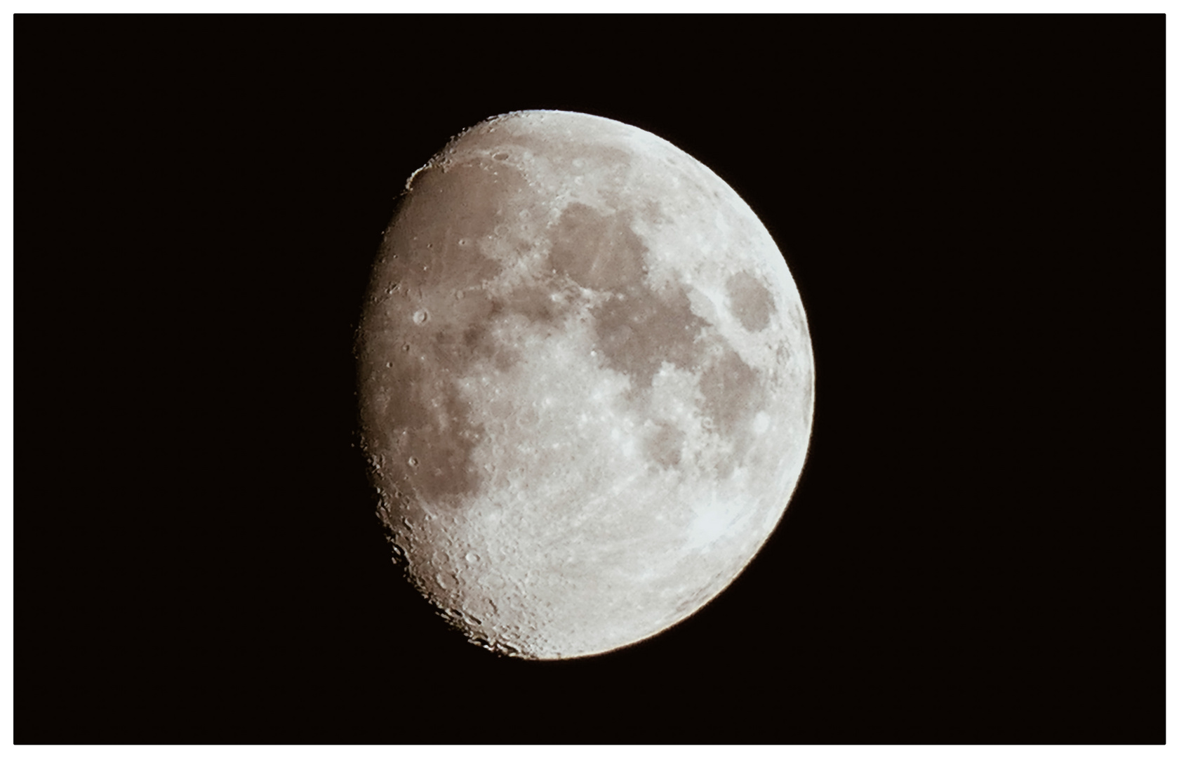 zunehmender Mond mit Blick auf die Krater