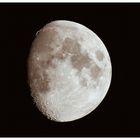 zunehmender Mond mit Blick auf die Krater