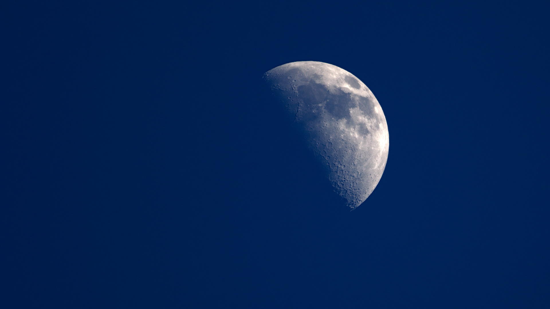 zunehmender Mond, nach am Tageshimmel