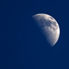 zunehmender Mond, nach am Tageshimmel