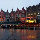 Zunfthäuser am zentralen Marktplatz von Brügge