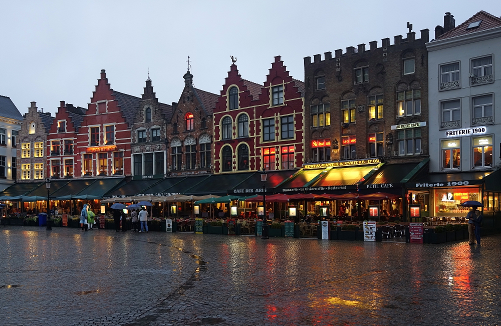 Zunfthäuser am zentralen Marktplatz von Brügge