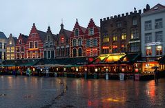 Zunfthäuser am zentralen Marktplatz von Brügge