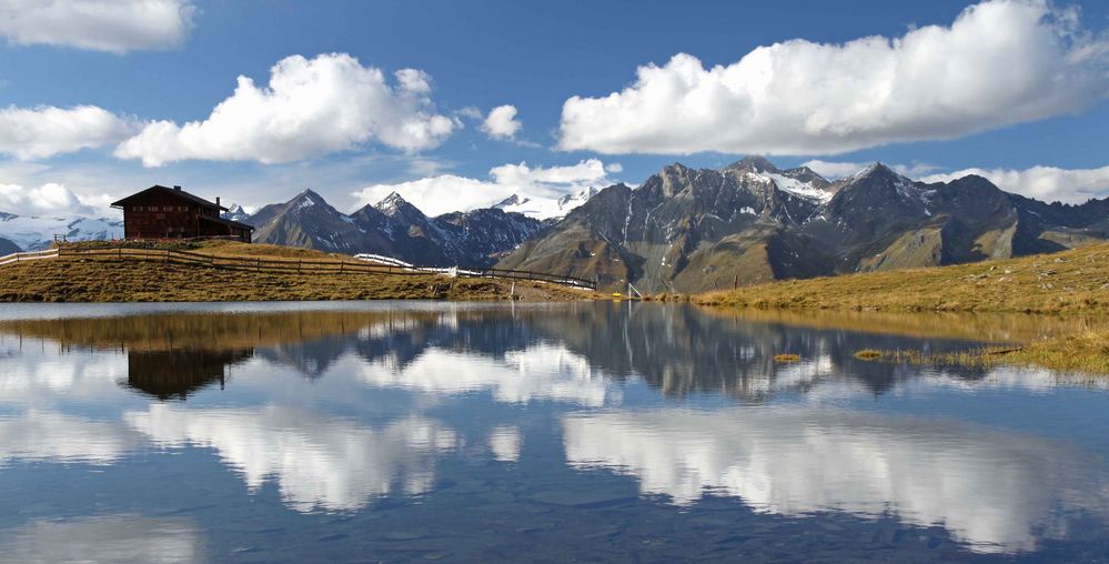 Zupalseehütte mit See im Virgental auf dem Lasörlinghöhenweg