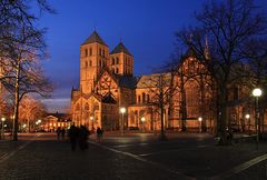 Zur Abendmesse in den Dom