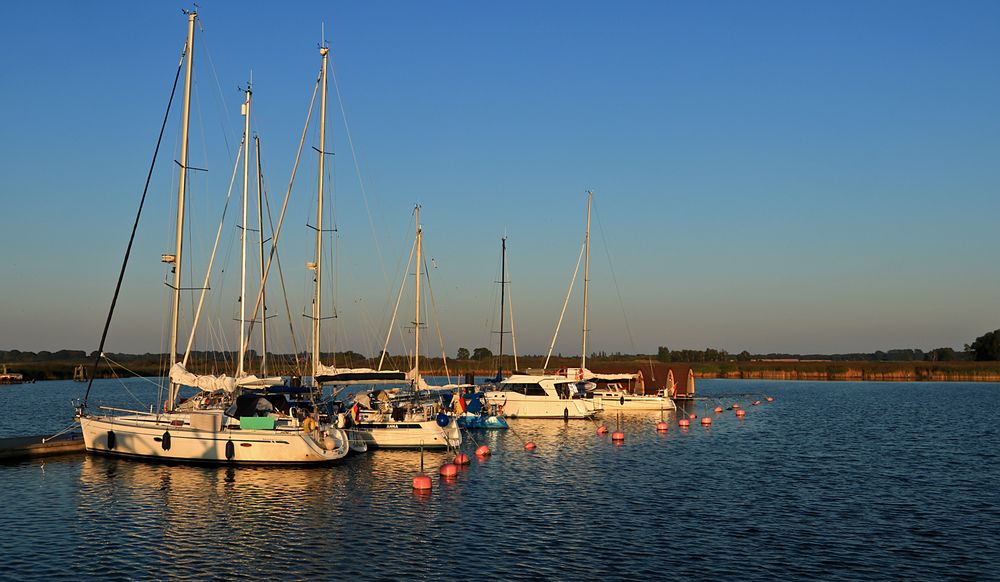 Zur Abendstunde am Hafen von Gager