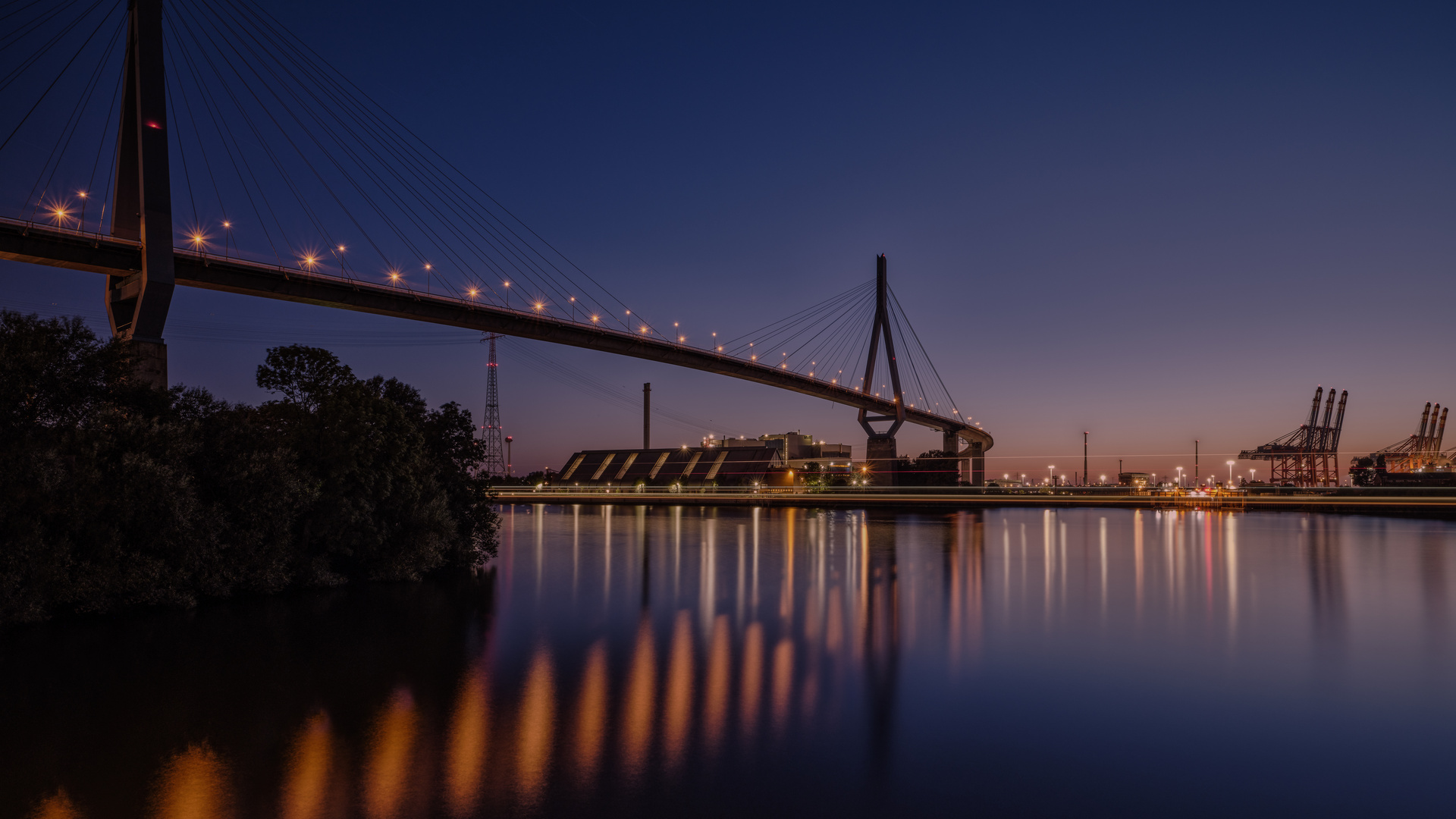 Zur blauen Stunde an der Köhlbrandbrücke 