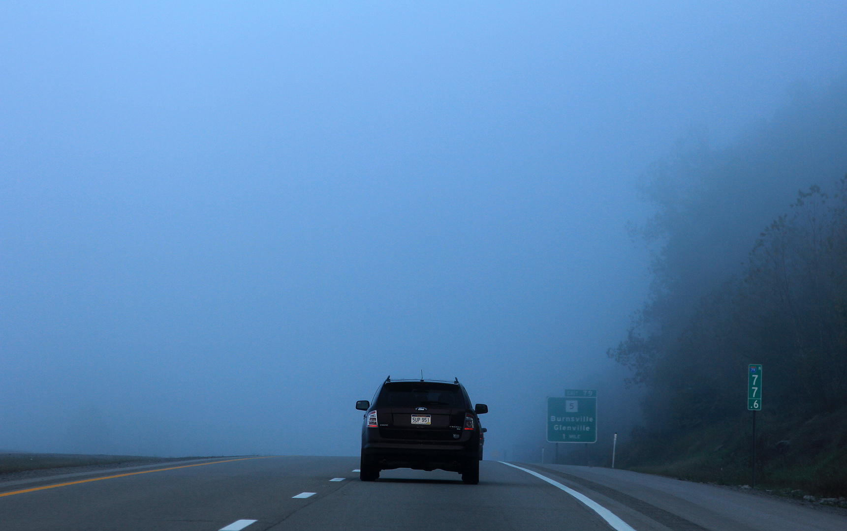 Zur blauen Stunde auf dem Highway 79, West Virginia, USA 2013