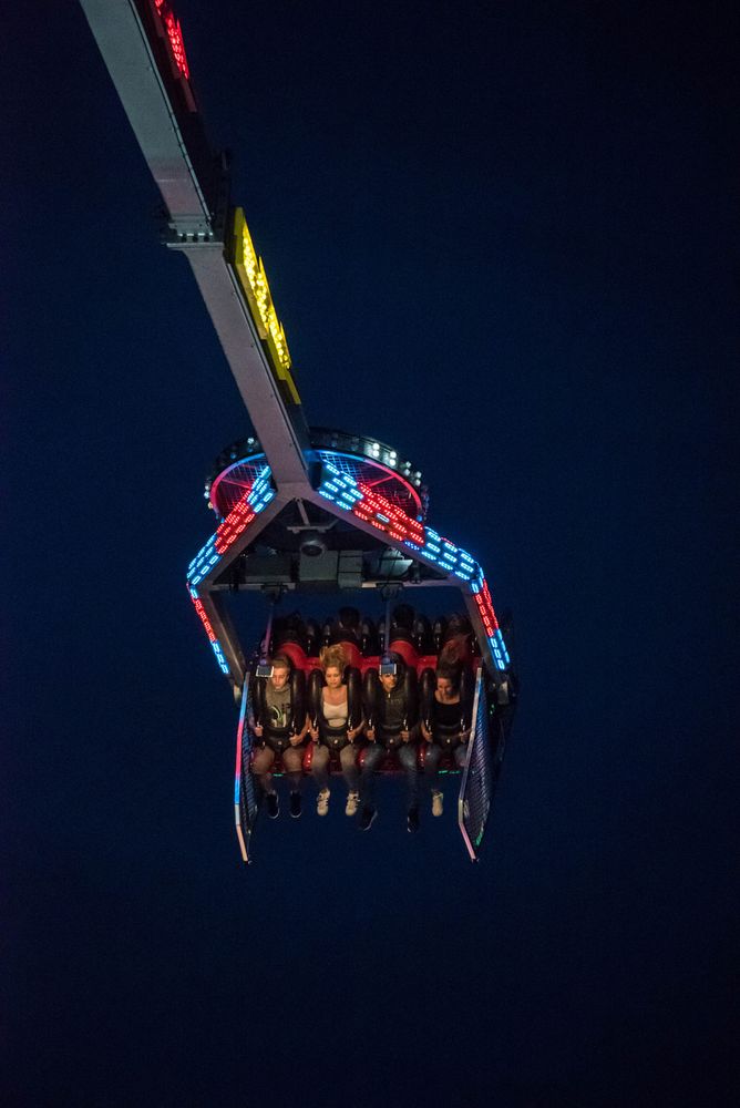 zur blauen Stunde auf dem Jahrmarkt