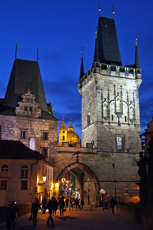 Zur blauen Stunde auf der Karlsbrücke