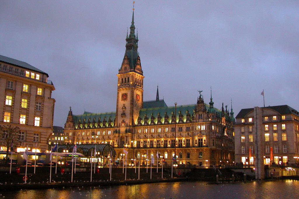 zur blauen Stunde: Hamburg Rathaus