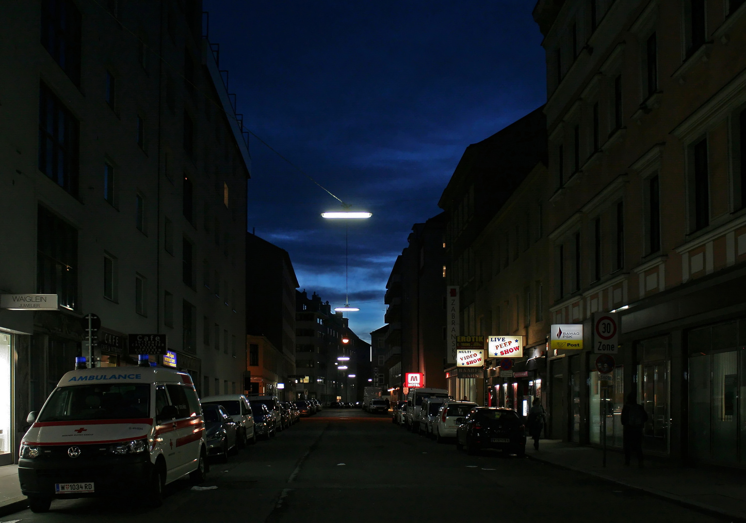 Zur blauen Stunde in der Raaber-Bahn-Gasse in Favoriten