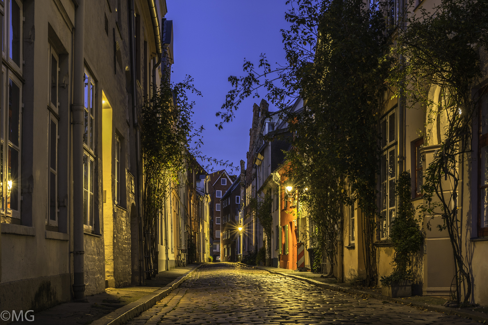 zur blauen Stunde in Lübecks Altstadt Strassen