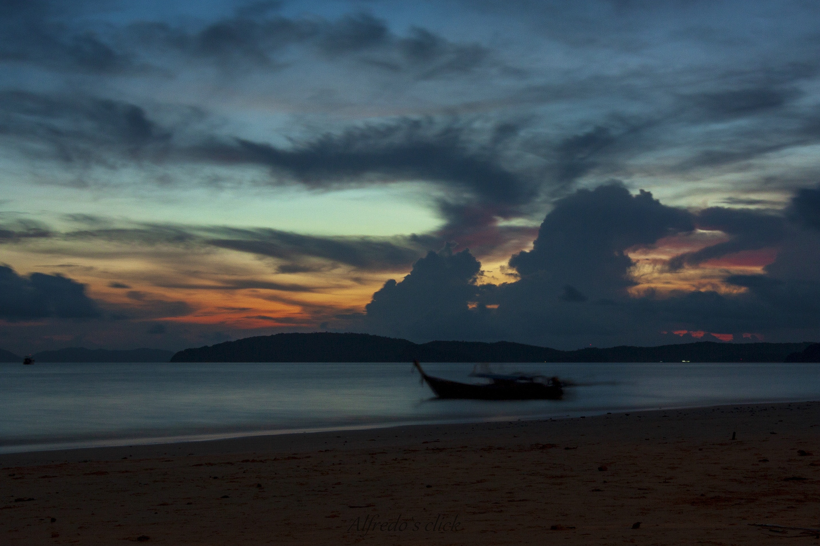 Zur Blauer Stunde am Strand von Krabi