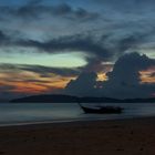 Zur Blauer Stunde am Strand von Krabi