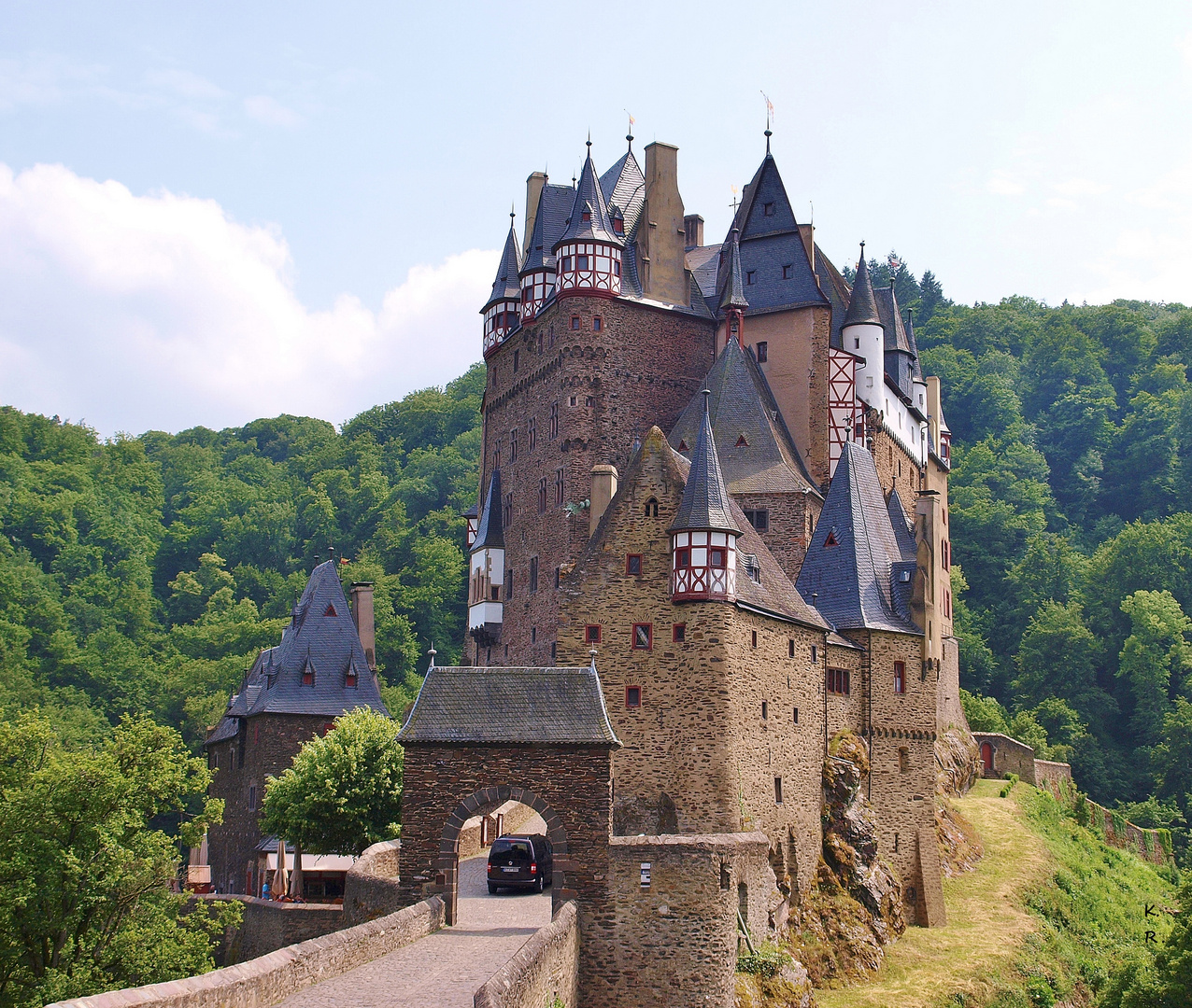 Zur Burg Elz ...