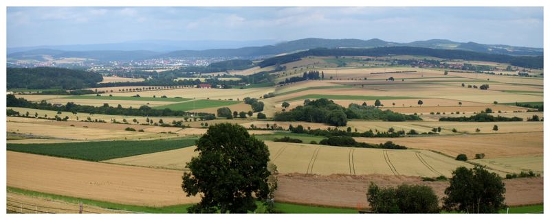 Zur Ernte bereit liegen die Felder im Tal