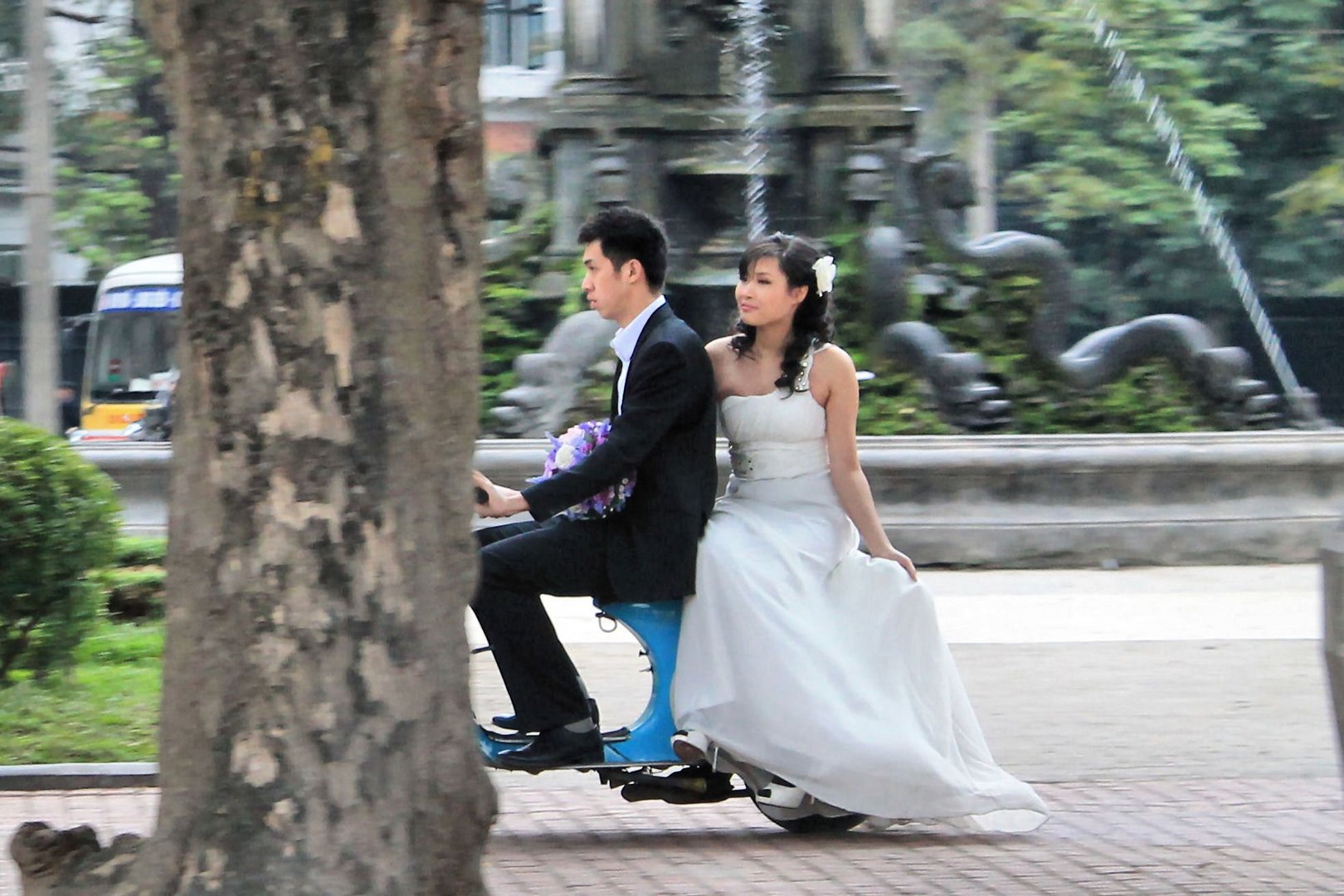 Zur Hochzeit mit dem Moped in Hanoi