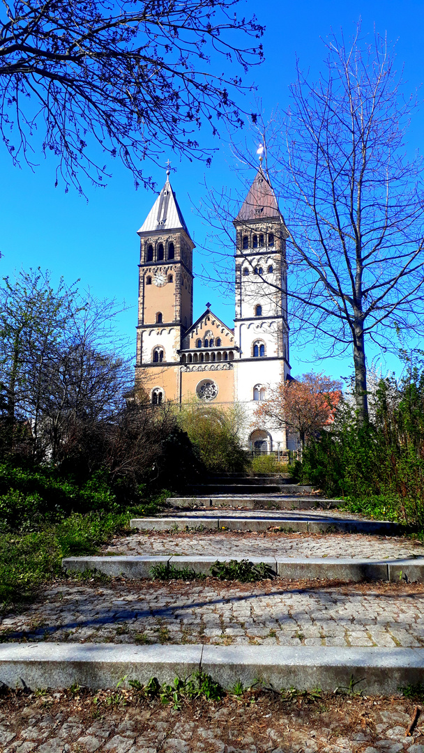 Zur Kirche empor