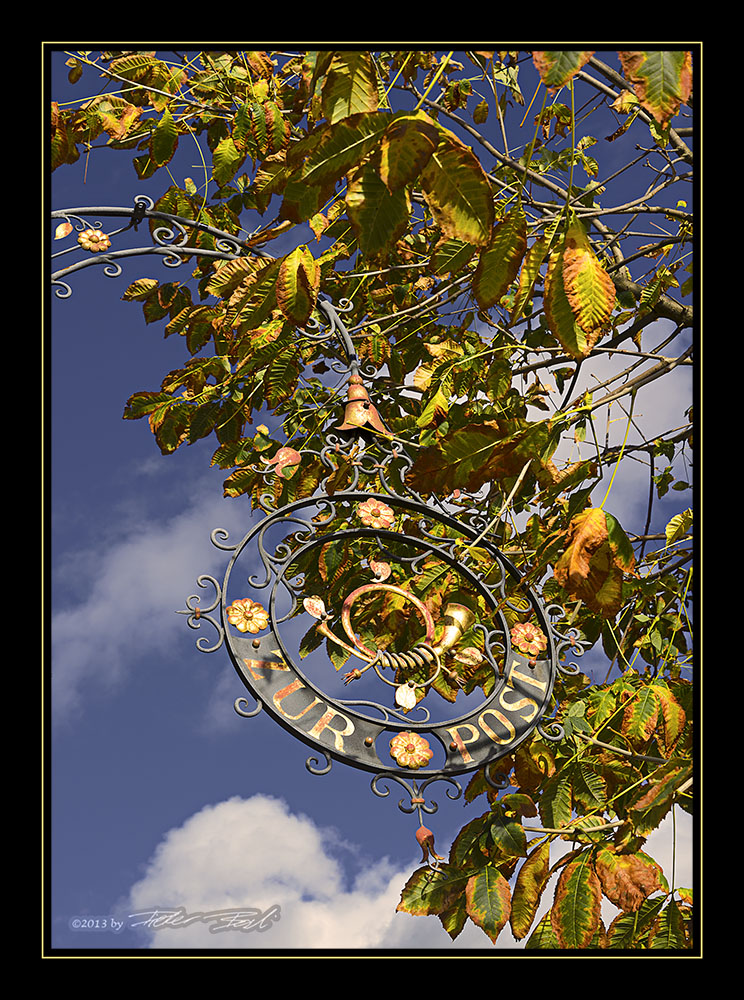 Zur Post im Herbst