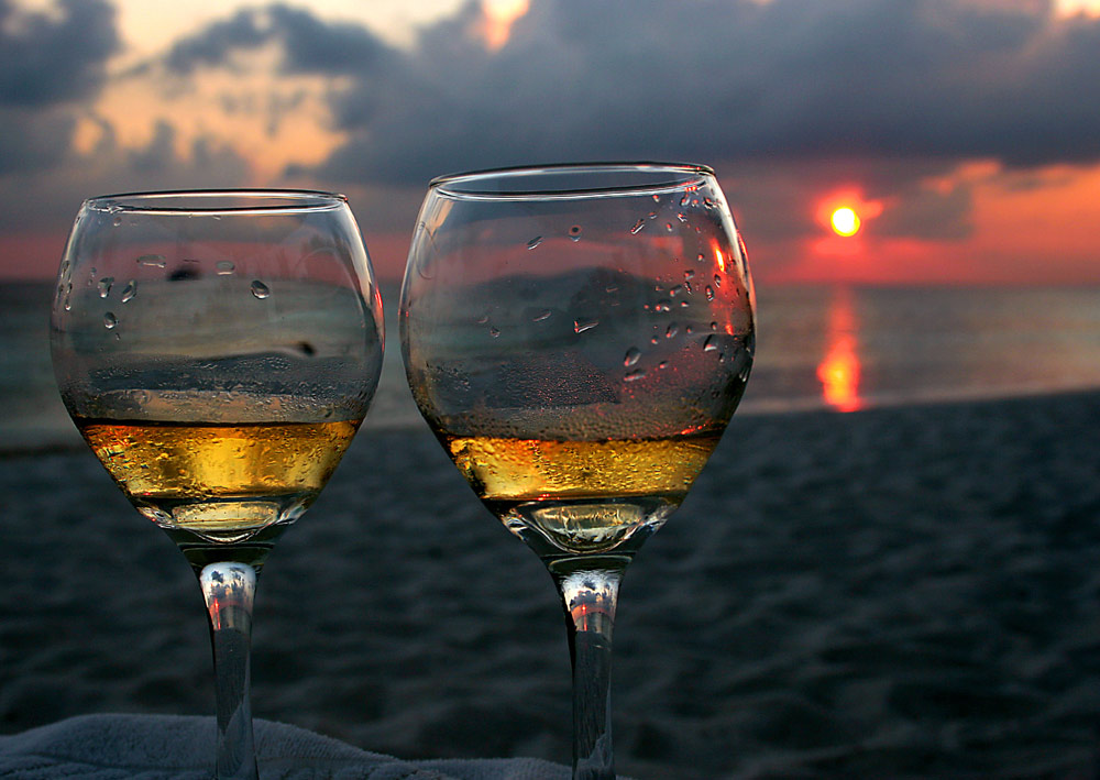 Zur romantischsten Stunde des Tages ein Glas Wein zu Zweit.