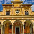 Zur Ruhe kommen - die Kirche lädt mit freundlichen Farben ein 