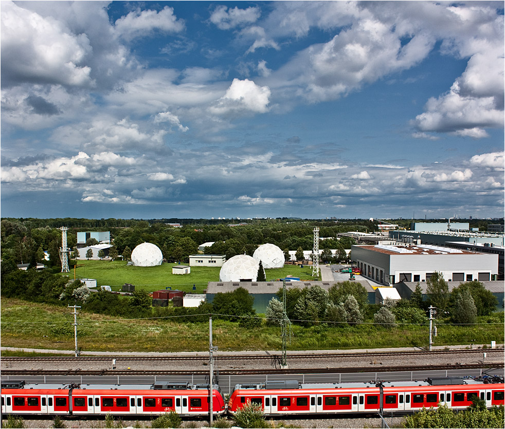 zur Tür hinaus im Dachgiebel der Fabrik