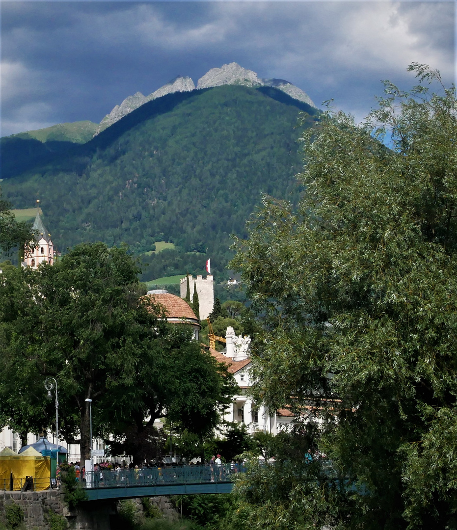 Zurück aus dem Urlaub - Durchblick auf Meran mit dem Ifinger