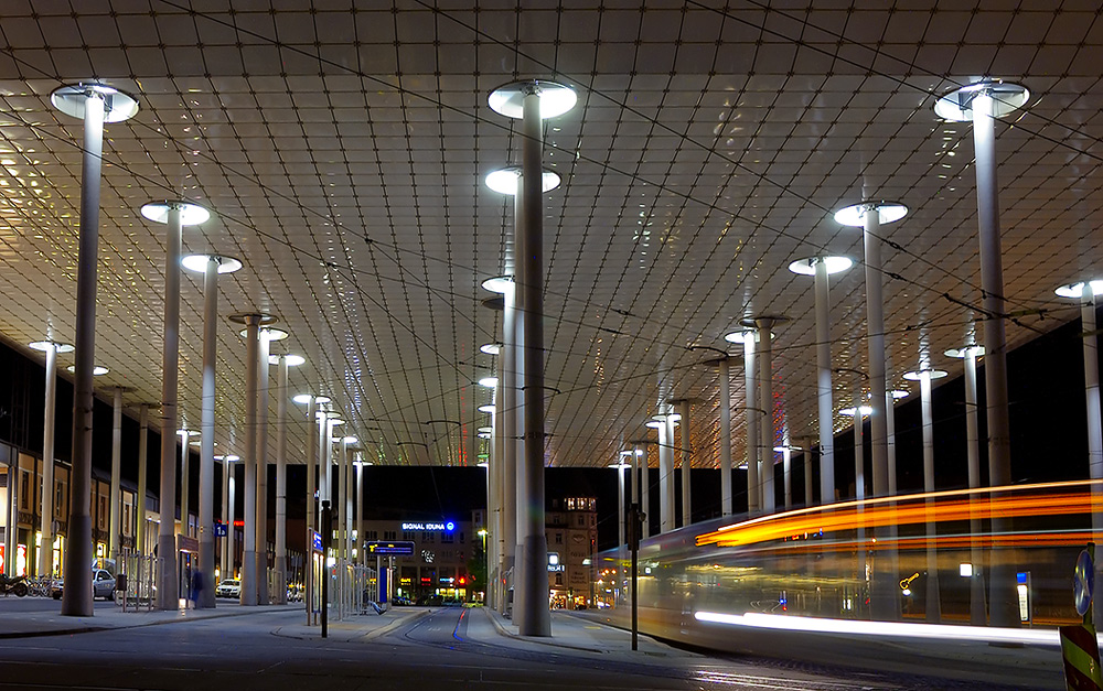 Zurücktreten am Bahnsteig...