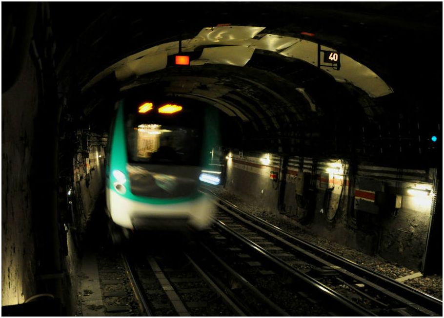 Zurücktreten - die Métro fährt ein