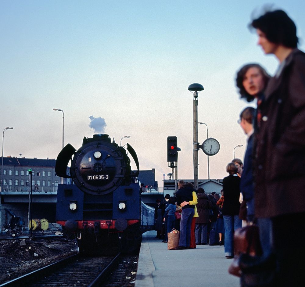 Zurücktreten von der Bahnsteigkante