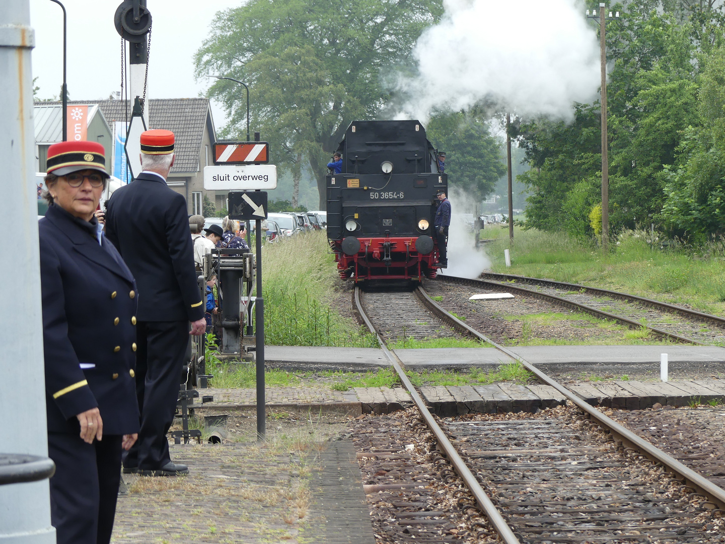 Zurücktreten von der Bahnsteigkante!