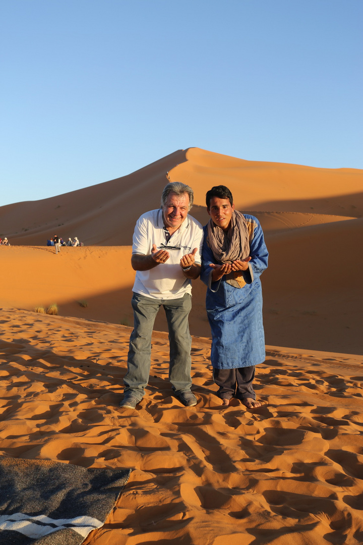 zusammen mit der Guides in der Wüste 