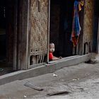 zusammenleben am hof, dorf bei bagan, burma 2011