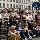 ZUSCHAUER BEIM GROSSEN STRASSENUMZUG. KARNEVAL DER KULTUREN 2004 