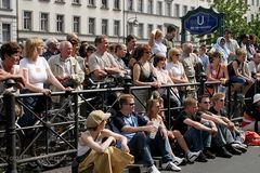 ZUSCHAUER BEIM GROSSEN STRASSENUMZUG. KARNEVAL DER KULTUREN 2004 