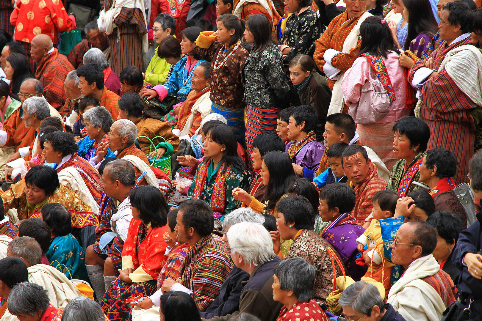 Zuschauer beim Klosterfest in Pharo, Bhutan